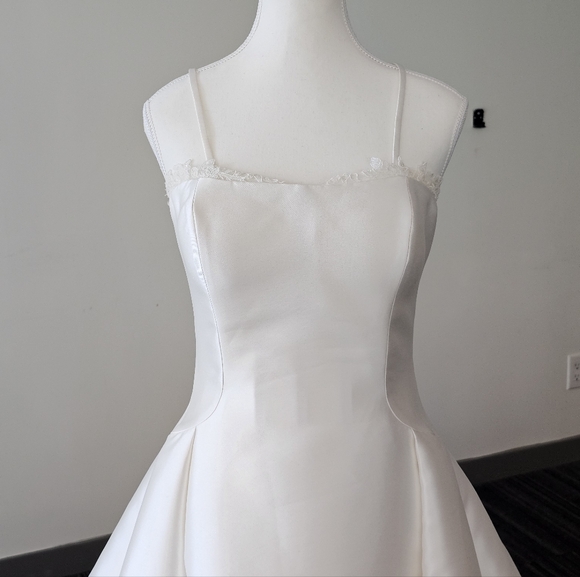 Elegant White Wedding Dress by Pronovias - Mikado Silk - Size US 04-10 - Picture 10 of 16